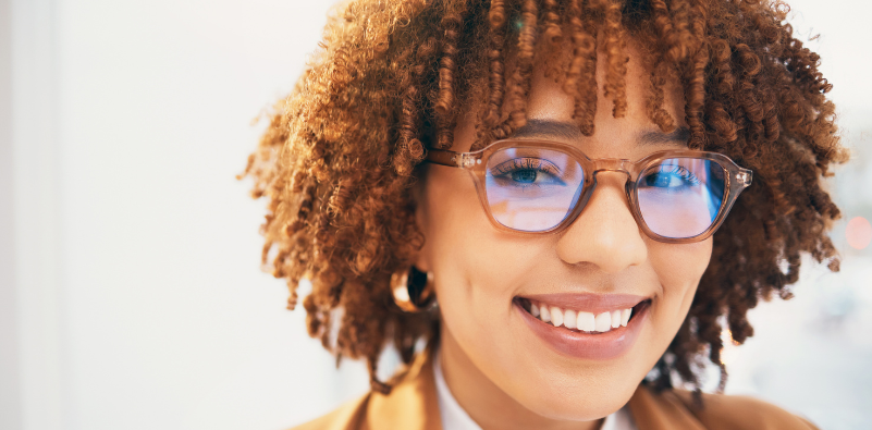 Woman wearing brown glasses in Pantone’s Colour of the Year 2025 – Mocha Mousse